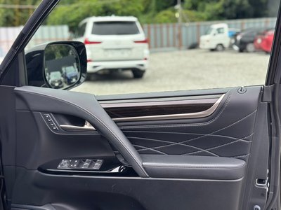 2021 Lexus LX photo 16