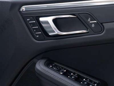 2019 Porsche MACAN photo 13