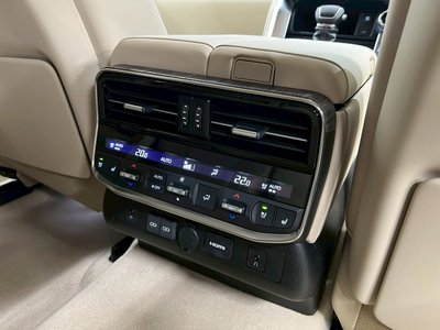 صورة 77 لـ 2025 Toyota LAND CRUISER 300