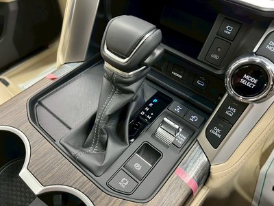 صورة 61 لـ 2025 Toyota LAND CRUISER 300