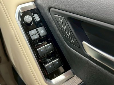 صورة 76 لـ 2025 Toyota LAND CRUISER 300