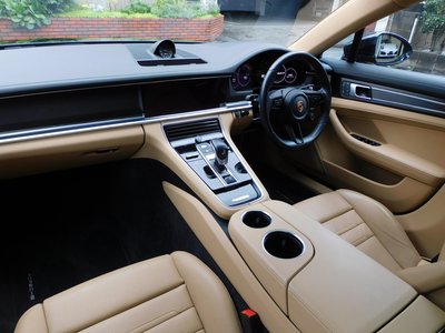 2023 Porsche PANAMERA photo 3