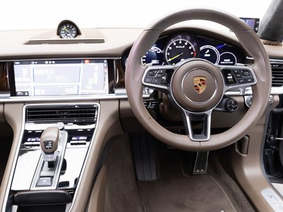 صورة 42 لـ 2018 Porsche PANAMERA
