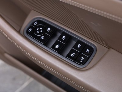 صورة 70 لـ 2018 Porsche PANAMERA