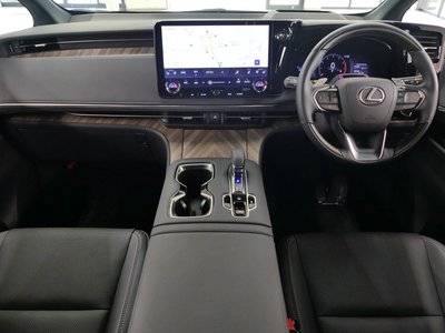 2024 Lexus LM photo 3