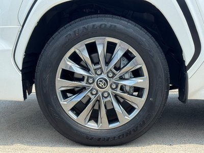 2025 Toyota LAND CRUISER 300 thumbnail 40