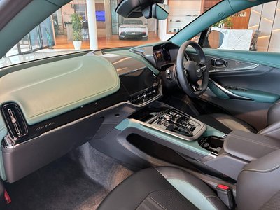 2026 Aston Martin DBX — миниатюра 19