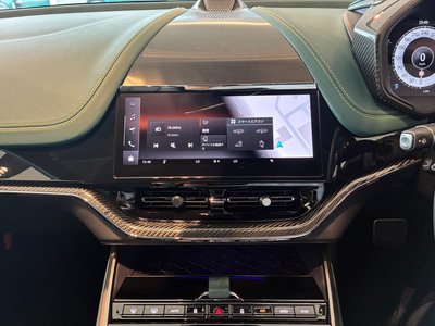 2026 Aston Martin DBX — миниатюра 25