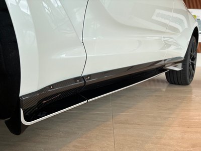 2026 Aston Martin DBX — миниатюра 36