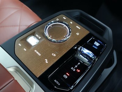 2024 BMW IX thumbnail 17