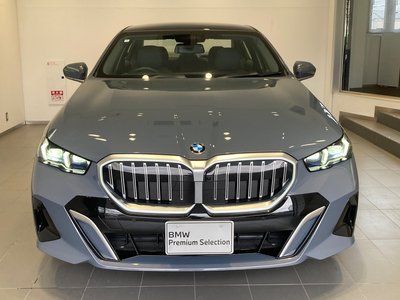 2025 BMW 5 SERIES photo 5