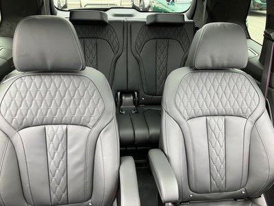 2025 BMW X7 thumbnail 64
