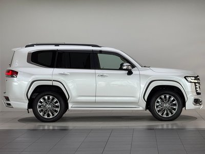 2026 Toyota LAND CRUISER 300 photo 7