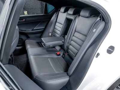 2025 Lexus IS thumbnail 18