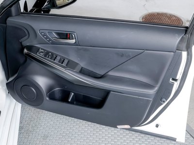 2025 Lexus IS thumbnail 20