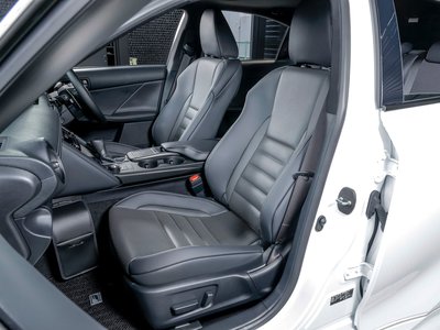 2025 Lexus IS thumbnail 17