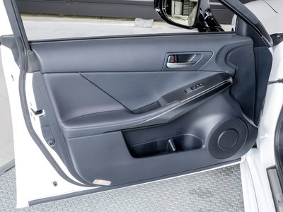 2025 Lexus IS thumbnail 22