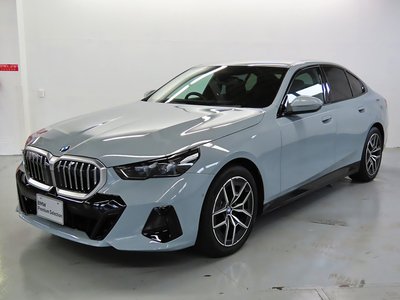 2026 BMW 5 SERIES photo 1