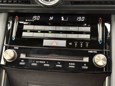 2025 Lexus IS thumbnail 18
