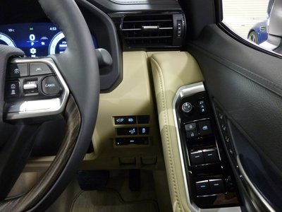 صورة 79 لـ 2025 Toyota LAND CRUISER 300