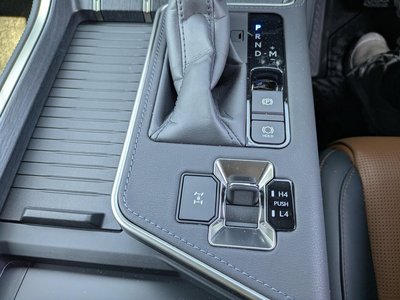صورة 19 لـ 2025 Lexus GX