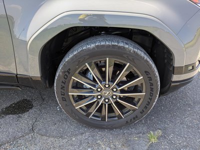 صورة 30 لـ 2025 Lexus GX