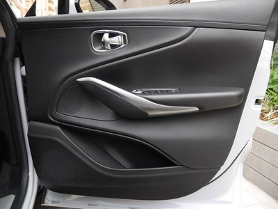 صورة 30 لـ 2021 Aston Martin DBX