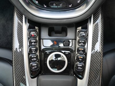 صورة 27 لـ 2021 Aston Martin DBX