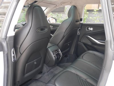 صورة 37 لـ 2021 Aston Martin DBX