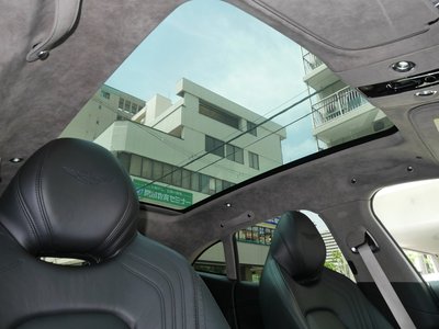 صورة 32 لـ 2021 Aston Martin DBX