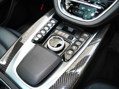 صورة 26 لـ 2021 Aston Martin DBX