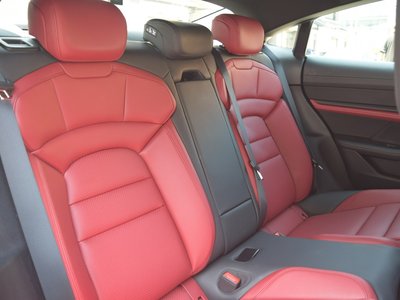 صورة 20 لـ 2021 Porsche TAYCAN