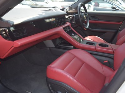 صورة 18 لـ 2021 Porsche TAYCAN