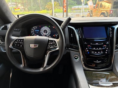 2017 Cadillac ESCALADE — миниатюра 38
