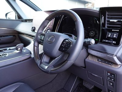 2024 Lexus LM photo 27