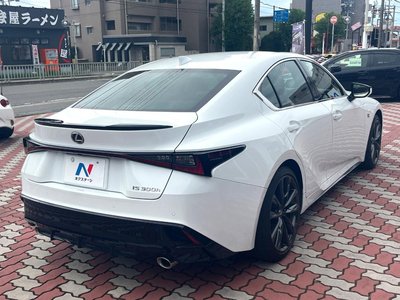 2023 Lexus IS thumbnail 17