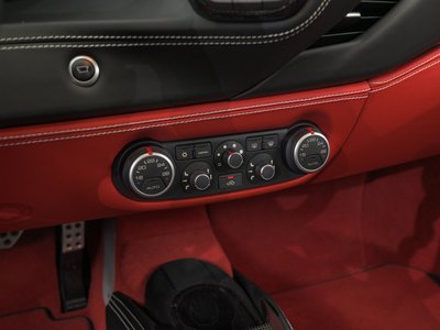 2016 Ferrari 488 GTB 照片 30