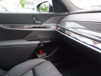 2025 BMW I7 thumbnail 30