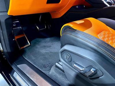 2019 Lamborghini URUS — фото 8