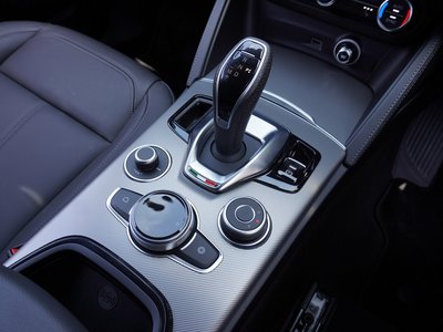 صورة 76 لـ 2025 ALFA Romeo STELVIO