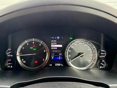 2016 Lexus LX photo 14