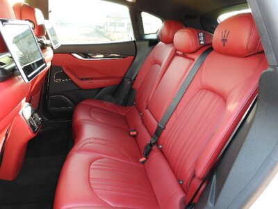 صورة 38 لـ 2016 Maserati LEVANTE