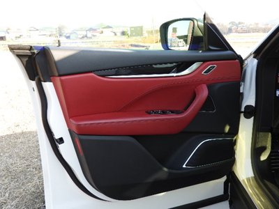 صورة 81 لـ 2016 Maserati LEVANTE