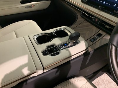 2024 Lexus LM thumbnail 37