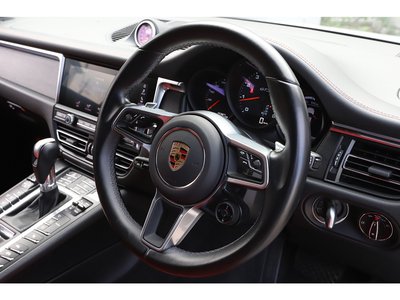 2021 Porsche MACAN thumbnail 37