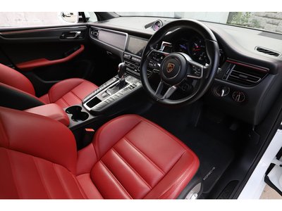 2021 Porsche MACAN photo 2