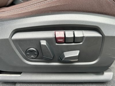 2025 BMW IX2 thumbnail 32