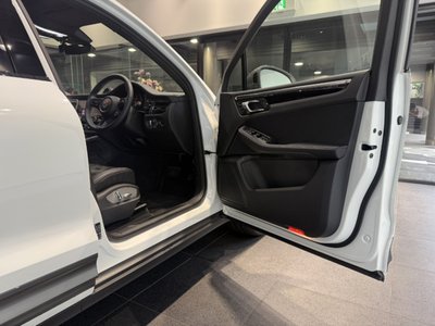 2024 Porsche MACAN photo 14