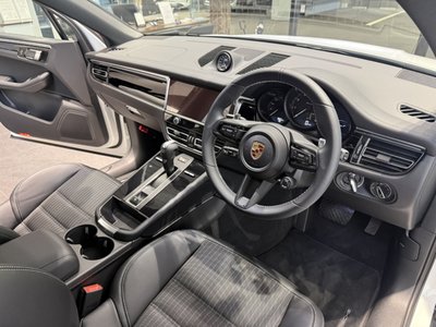2024 Porsche MACAN photo 4