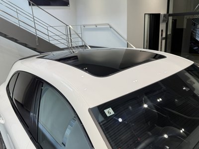 2024 Porsche MACAN photo 11
